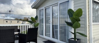 LuxeHaven - A  Luxury Hot Tub Holiday Home at Tattershall Lakes Country Park