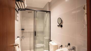 Haartrockner, Handtücher, Seife, Shampoo