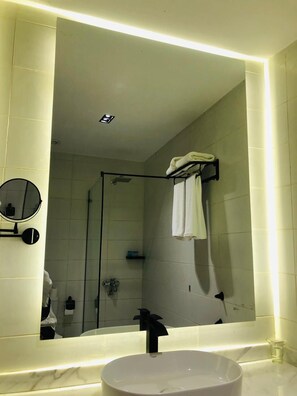 Deluxe Triple Room | Bathroom | Designer toiletries, hair dryer, bidet, towels - RIWAQ Pyramids Boutique  (Giza)