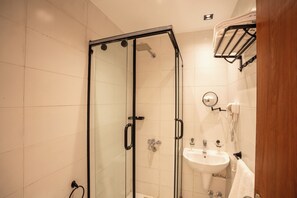 Máy sấy tóc, khăn tắm, xà phòng, dầu gội 