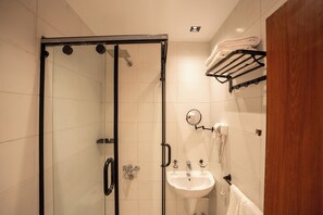 ヘアドライヤー、タオル、石鹸、シャンプー