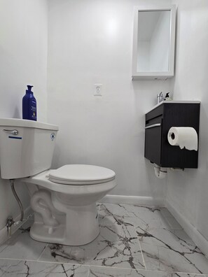 Haartrockner, Handtücher, Seife, Toilettenpapier