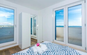 4 bedrooms, free WiFi - Cozy home in Privlaka (Privlaka)