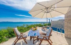 Outdoor dining - Cozy home in Privlaka (Privlaka)