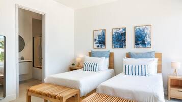 Tabla de planchar con plancha, wifi gratis y ropa de cama