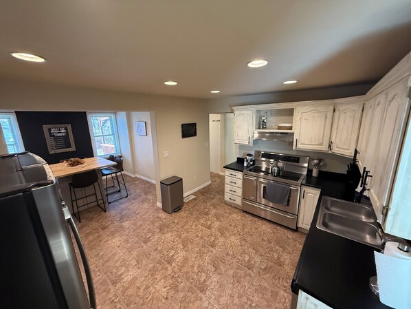 Kühlschrank, Mikrowelle, Ofen, Herdplatte