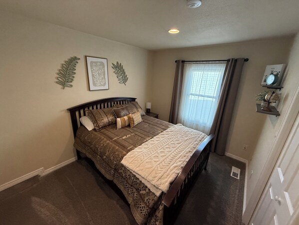 Työpöytä, silitysrauta/-lauta, ilmainen Wi-Fi, vuodevaatteet