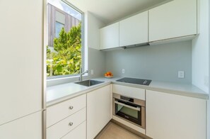 Kühlschrank, Mikrowelle, Ofen, Herdplatte