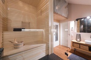 Luxury Condo, Lake View | Bathroom - Architektenwohnung mit Privatsauna (Großharthau)