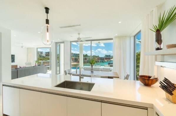 المنشأة من الداخل