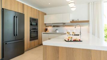 Frigorífic, microones, forn i placa de cuina