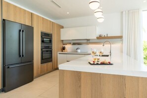 Frigorífic, microones, forn i placa de cuina