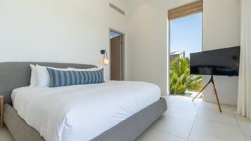 Planxa i posts de planxar, wifi gratuïta i roba de llit