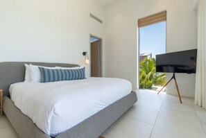 Planxa i posts de planxar, wifi gratuïta i roba de llit