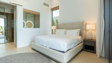 Planxa i posts de planxar, wifi gratuïta i roba de llit