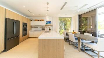 Jääkaappi, mikroaaltouuni, uuni, liesi