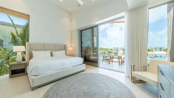 Planxa i posts de planxar, wifi gratuïta i roba de llit