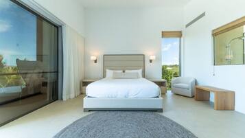 Planxa i posts de planxar, wifi gratuïta i roba de llit