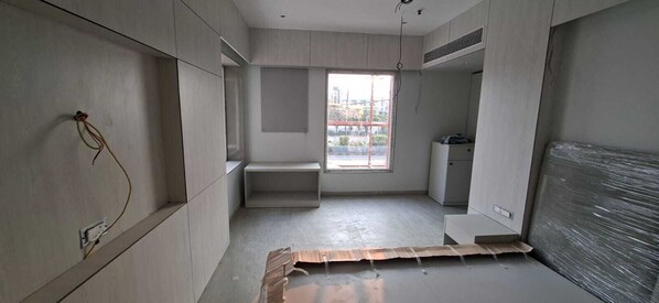 Deluxe Room | Desk, laptop workspace, blackout drapes, soundproofing