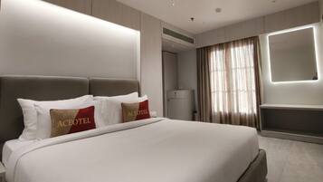 Deluxe Room | Desk, laptop workspace, blackout curtains, soundproofing
