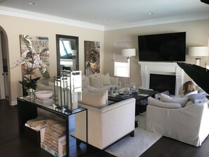 Living area - Fantastic 5-bedroom house with in Carlsbad with custom pool and pizza oven. (Carlsbad)