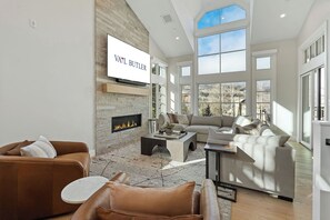 Televisión y chimenea 