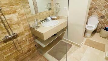 Condo, balcón | Baño