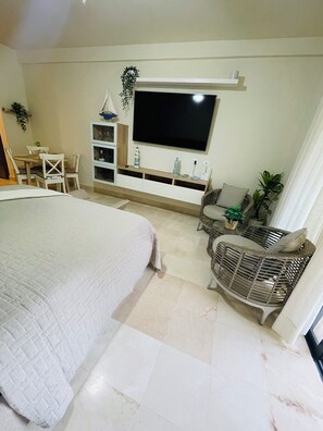 Appartement, balkon | Verduisterende gordijnen, een strijkplank/strijkijzer, gratis wifi