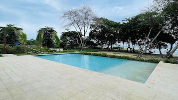 2 outdoor pools