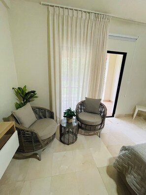 Apartamento, balcón | Zona de estar | Televisión de 50 pulgadas con canales digitales, servicios de streaming