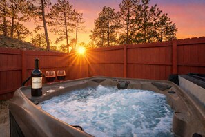 Outdoor spa tub - UNBEATABLE VIEWS + Hot Tub + Fully Stocked + Pet Friendly! (Bailey)