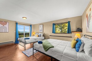 4 bedrooms, iron/ironing board, free WiFi, bed sheets