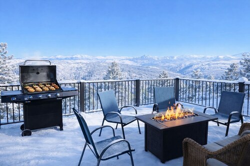 UNBEATABLE VIEWS + Hot Tub + Fully Stocked + Pet Friendly!