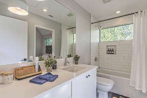 Hair dryer, towels, soap, shampoo - New 2 BDRM Home I Mins to DT Walk to Shops & More (Austin)