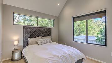 2 bedrooms, iron/ironing board, WiFi (free), bed sheets