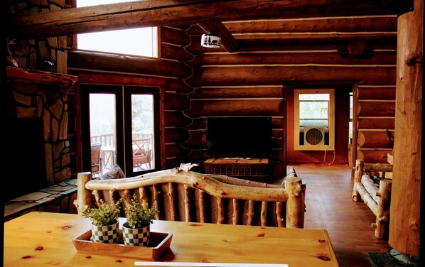 Una televisión, una chimenea