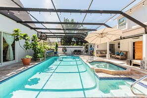 Piscina a l'aire lliure i piscina climatitzada