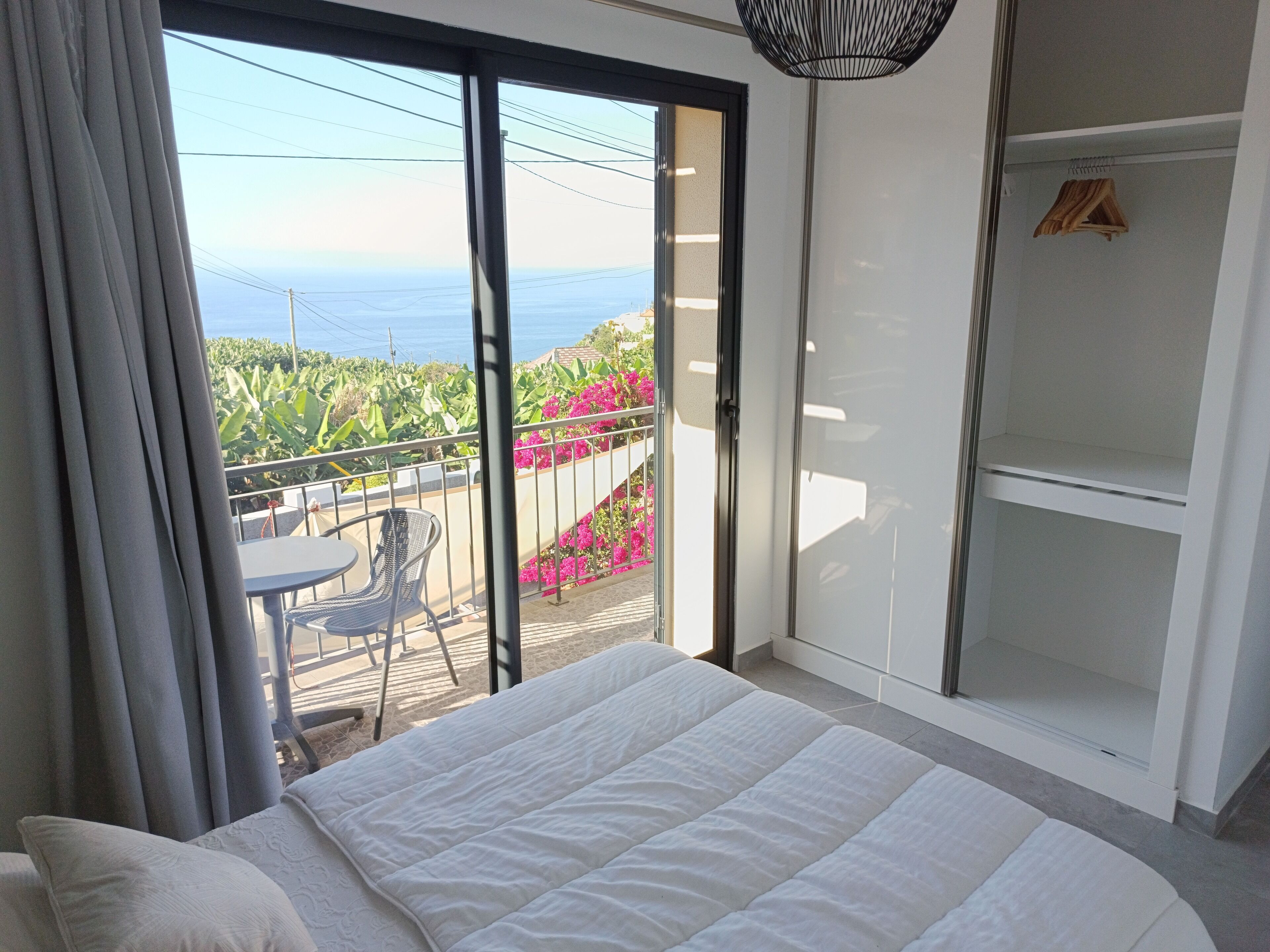 Iron/ironing board, internet, bed sheets