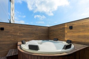 Outdoor spa tub - Boutique Apartment (Itajaí)