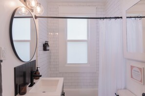 Séchoir à cheveux, bidet, serviettes fournies, savon
