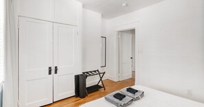 2 bedrooms, iron/ironing board, WiFi, bed sheets - Casa Terra: Pet-Friendly Eco Oasis with Gazebo (Richmond)