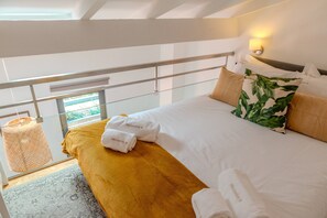 Iron/ironing board, internet, bed sheets - VIVA VIVA Fontainhas Houses R (Porto)