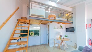 A compact apartment with a kitchen, dining area, and a loft bedroom with a balcony. - VIVA VIVA Fontainhas Houses S (Porto)