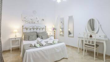 5 bedrooms, travel crib, WiFi