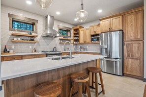 Geladeira, micro-ondas, fogão, cooktop