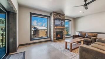 Una Smart TV, una chimenea