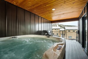 Indoor spa tub - Paradise Condos, Hot Tub, Mtn. Views, Lift .5 Mile (Sandpoint)