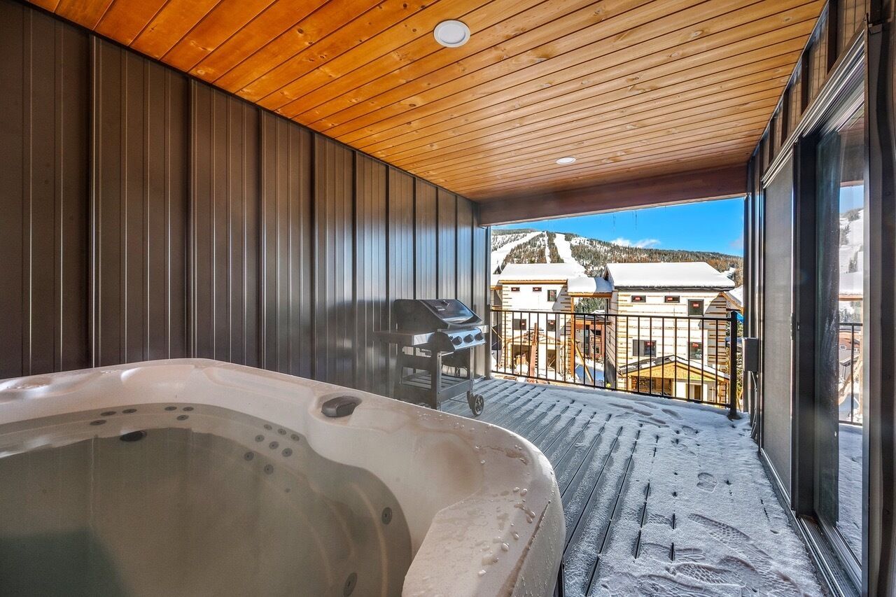 Indoor spa tub