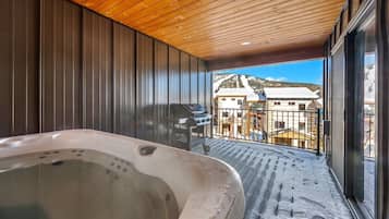 Bañera de hidromasaje cubierta