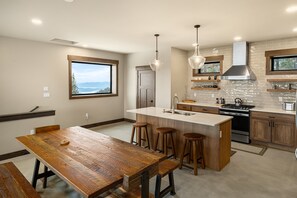 Fridge, microwave, oven, stovetop - Paradise Condos, Hot Tub, Mtn. Views, Lift .5 Mile (Sandpoint)